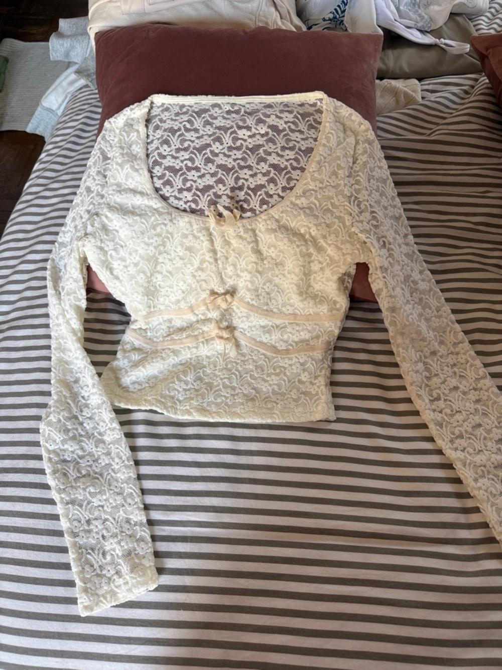 Lace Long-Sleeve Crop Top in Cream
